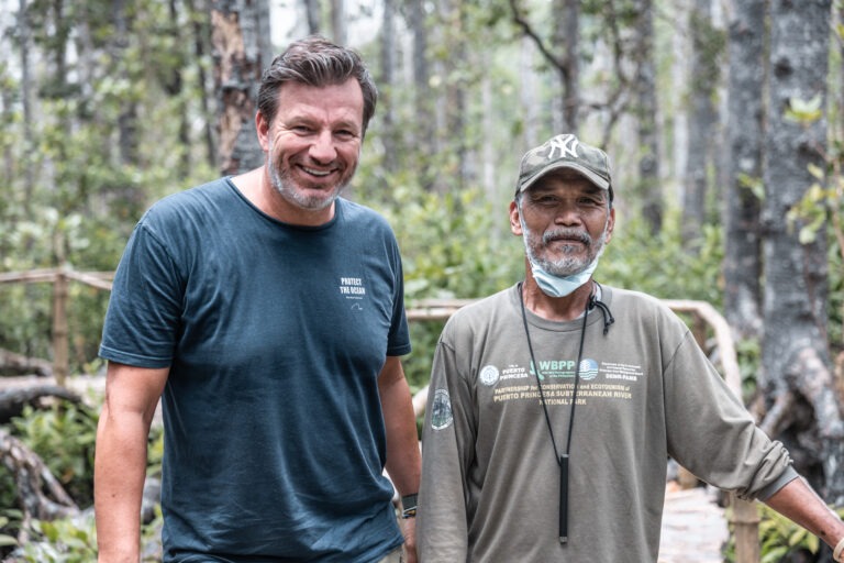 André Wiersig neben einem Mitarbeiter des Mangroven-Nationalparks in Puerto Princesa auf Palawan, Philippinen.